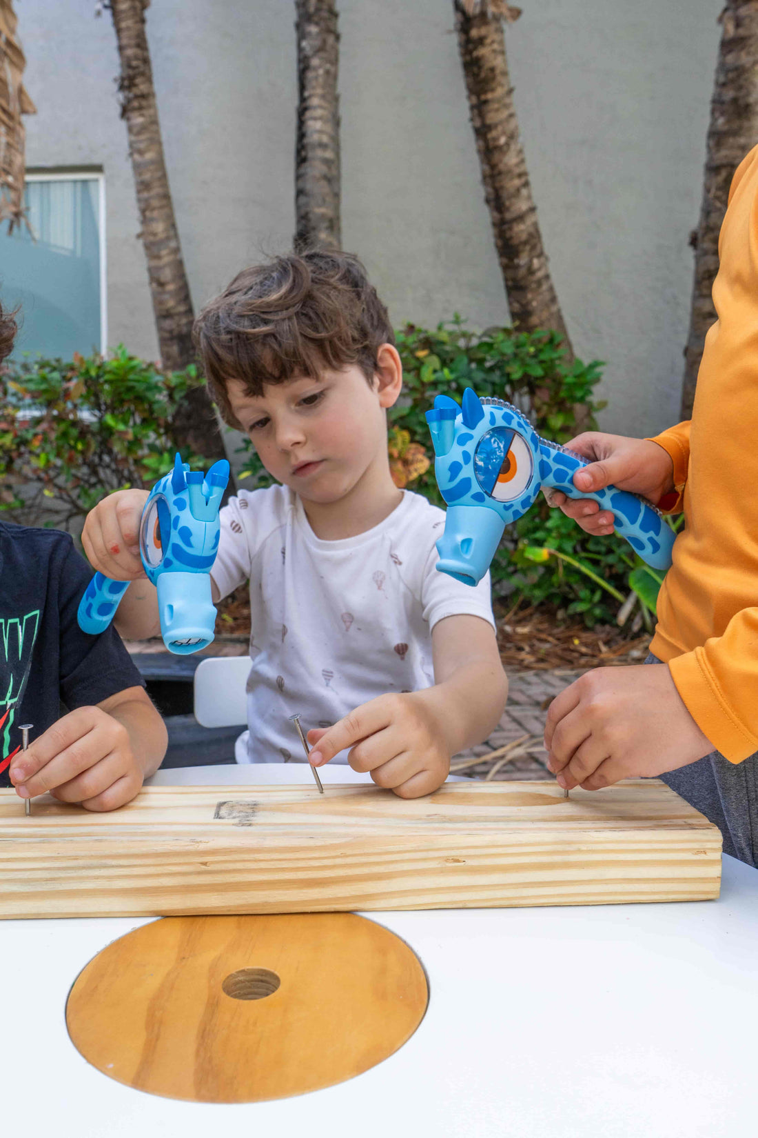 kids using giraffe hammer